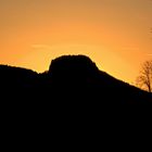 Sonnenuntergang hinter dem Lilienstein in der Sächsischen Schweiz