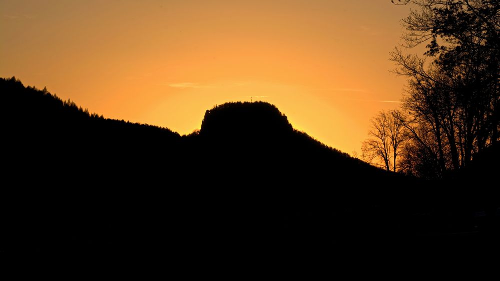 Sonnenuntergang hinter dem Lilienstein in der Sächsischen Schweiz