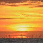 Sonnenuntergang hinter dem Offshore-Windpark