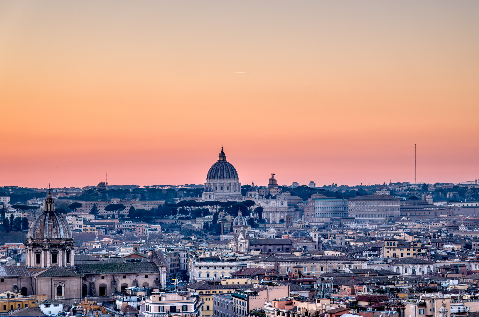 Sonnenuntergang hinter dem Petersdom