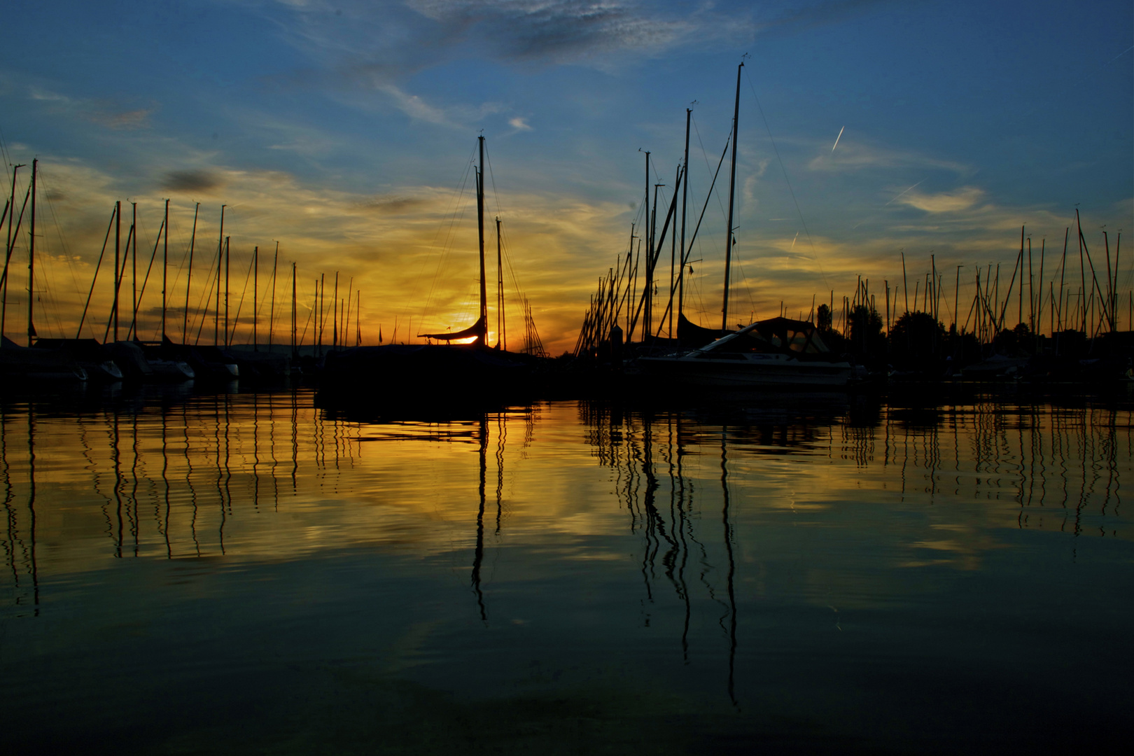 Sonnenuntergang hinter dem Zuger Yachthafen