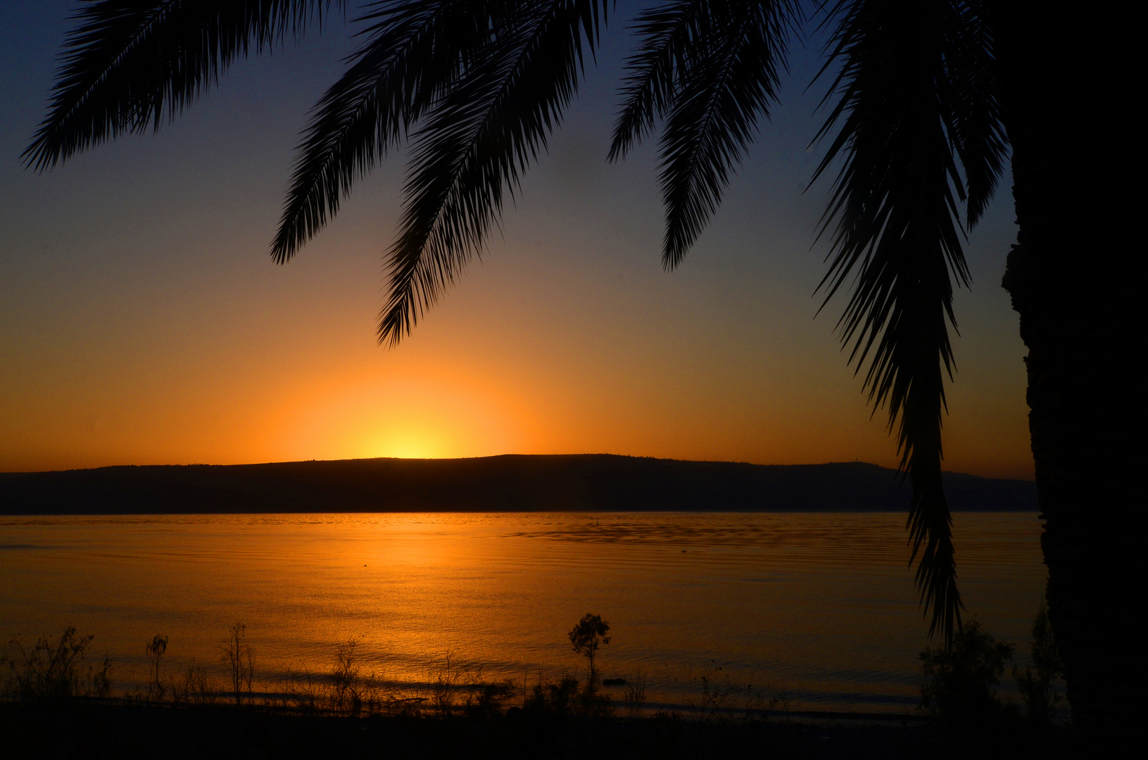 Sonnenuntergang hinter den Bergen Galiläas am See Genezareth