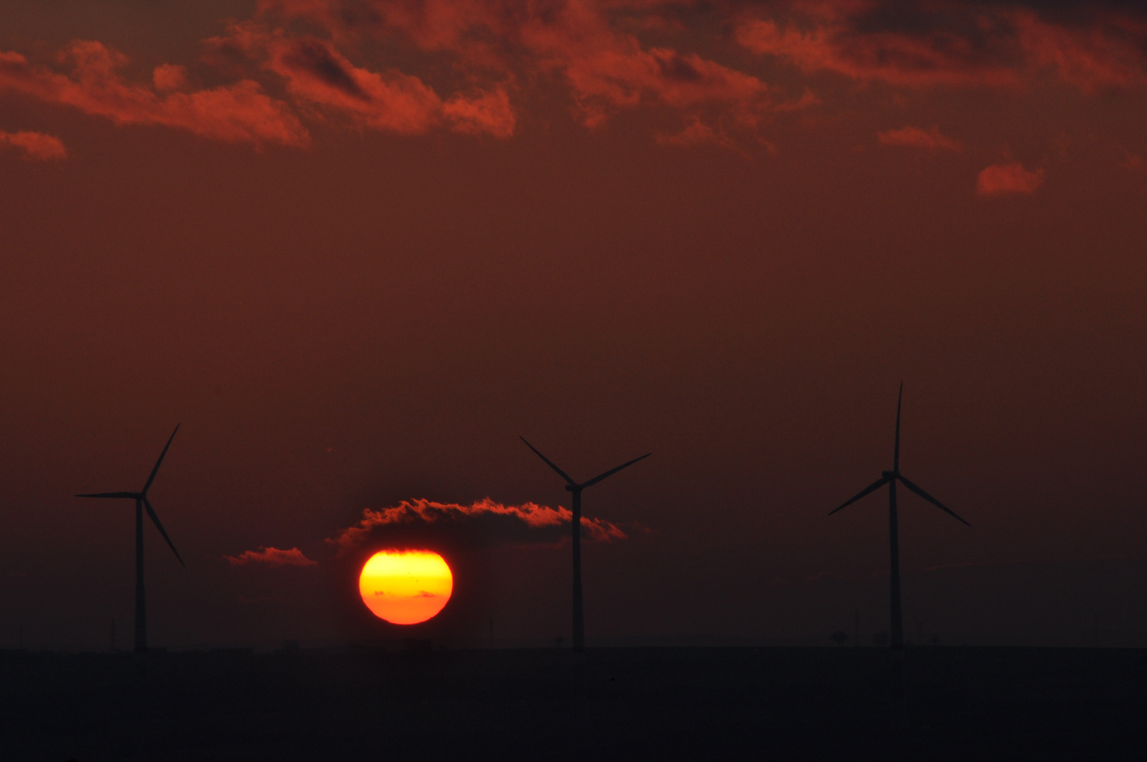 Sonnenuntergang hinter den Windrädern