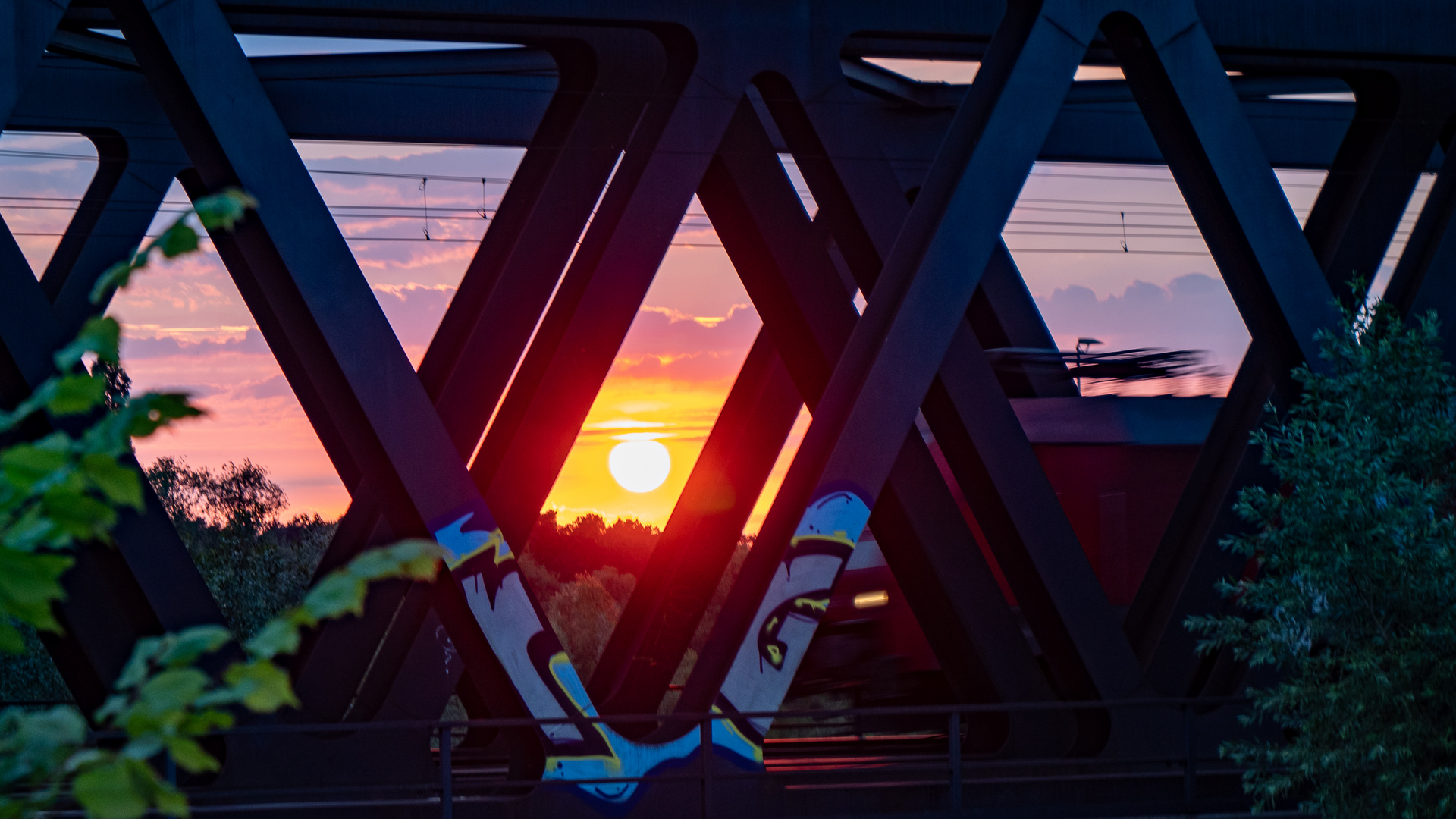 Sonnenuntergang hinter der Bahnbrücke