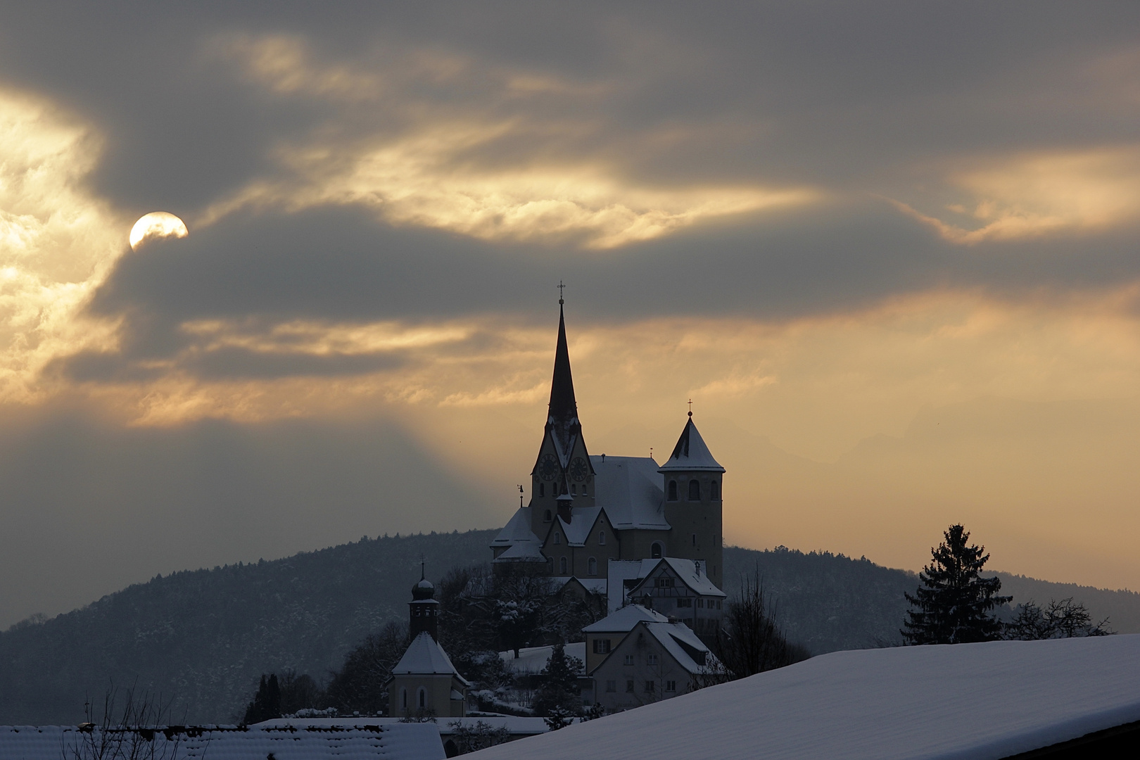 Sonnenuntergang hinter der Basilika auf dem Liebfrauenberg in Rankweil