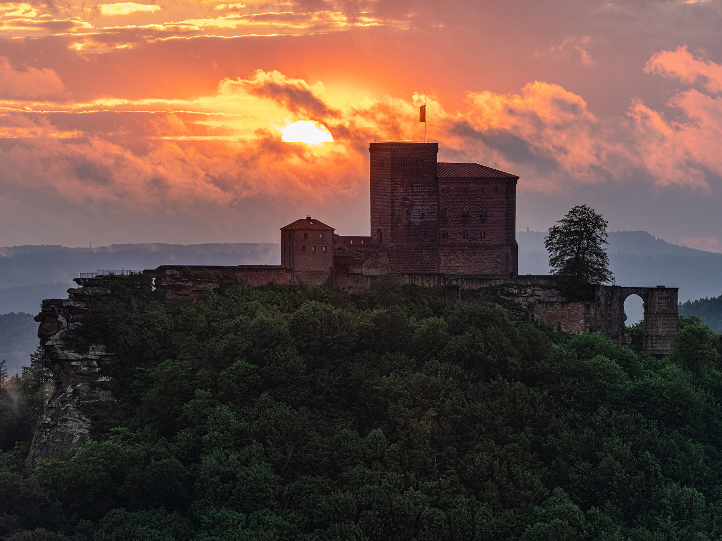 Sonnenuntergang hinter der Burg Trifels