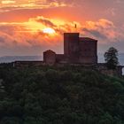 Sonnenuntergang hinter der Burg Trifels