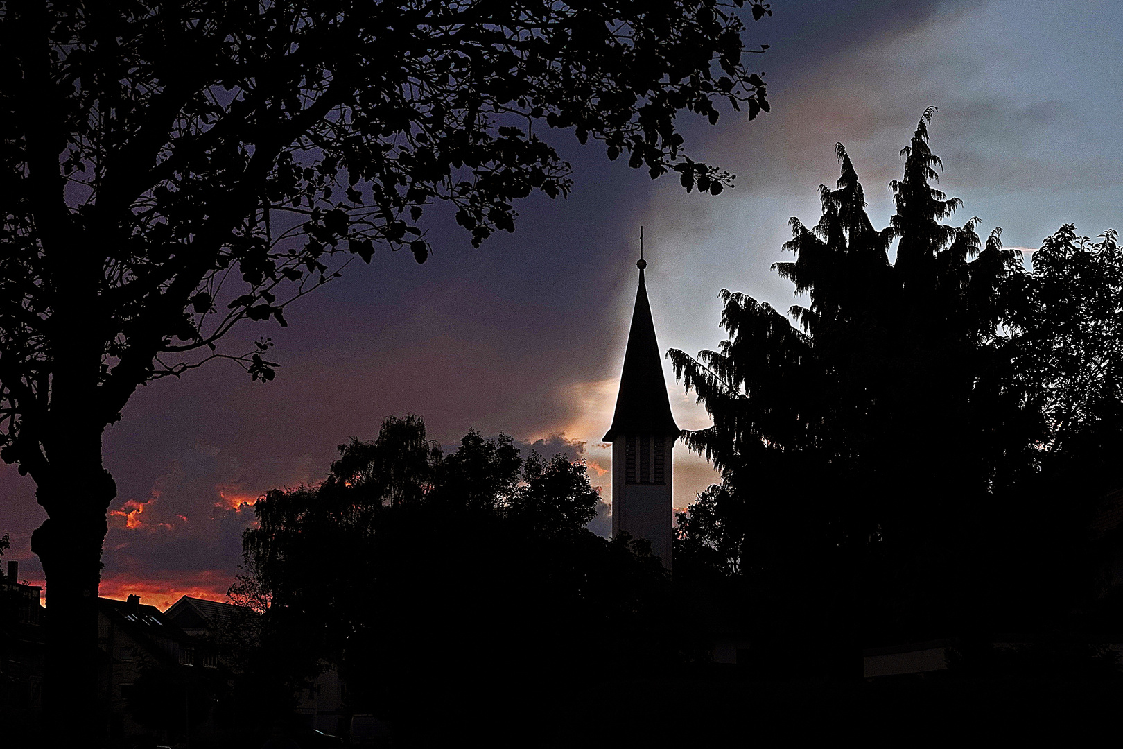 Sonnenuntergang hinter der evangelischen Kirche in Hagnau