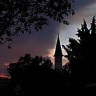 Sonnenuntergang hinter der evangelischen Kirche in Hagnau