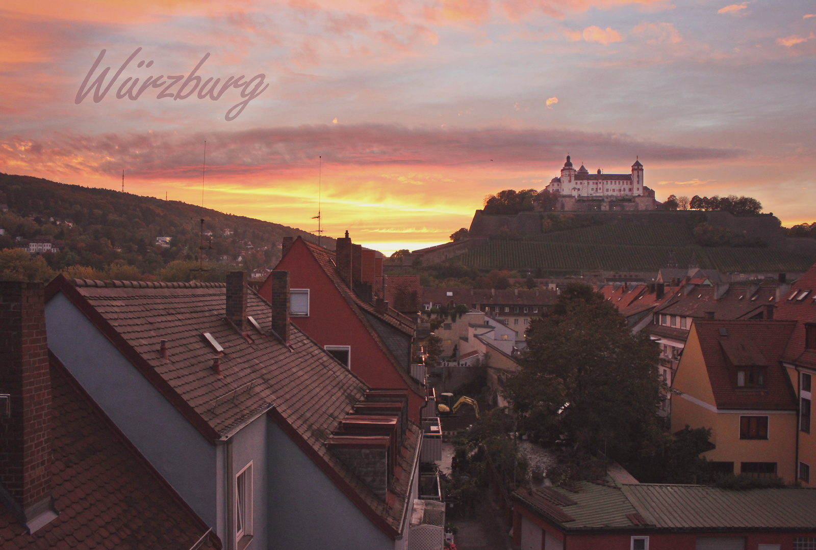 Sonnenuntergang hinter der Festung Marienberg