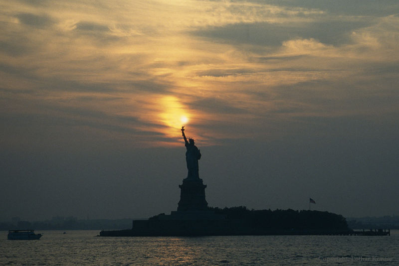 Sonnenuntergang hinter der Freiheits-Statue