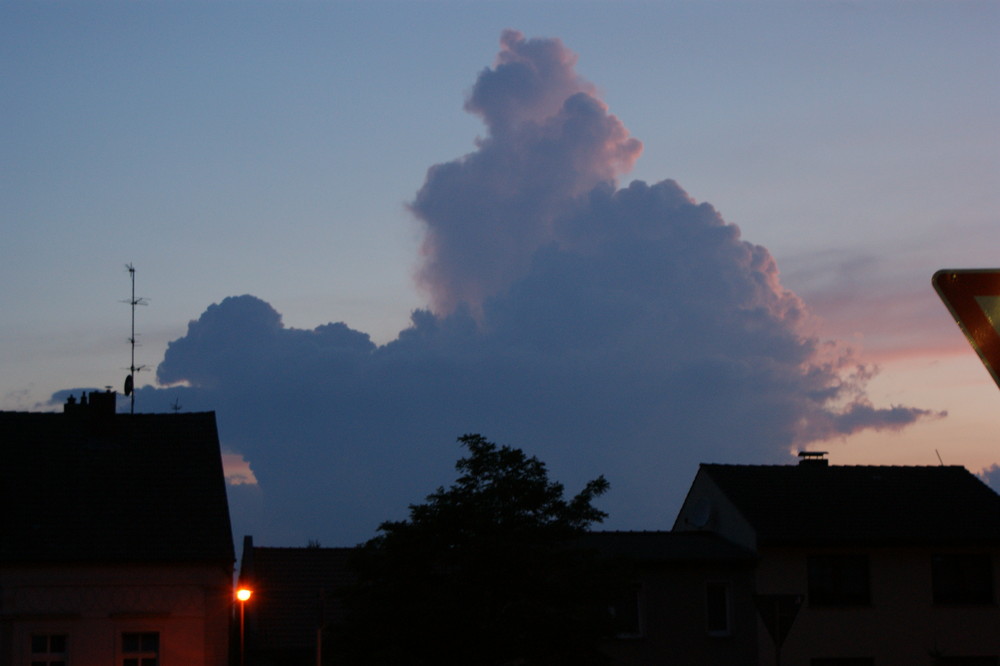 Sonnenuntergang hinter der Gewitterwolke