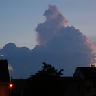 Sonnenuntergang hinter der Gewitterwolke