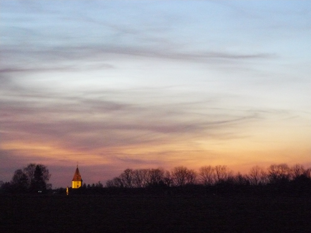 Sonnenuntergang hinter der Kirche...