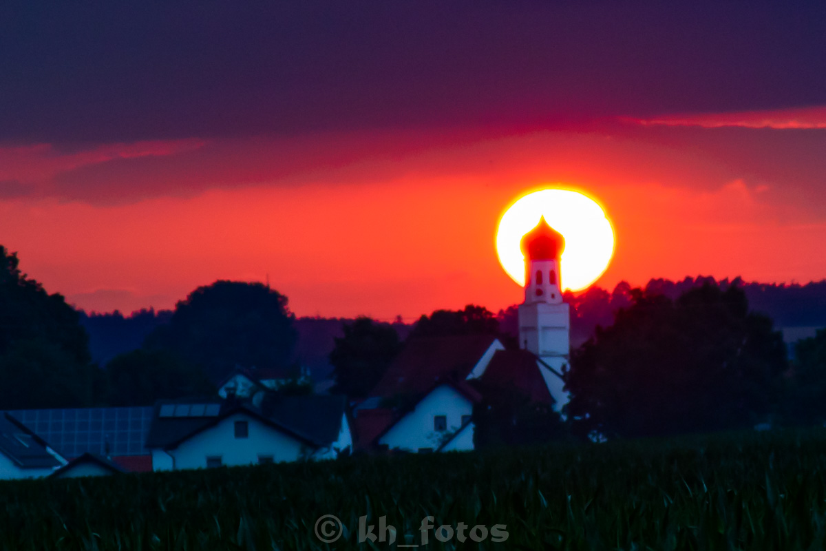 Sonnenuntergang hinter der Kirche