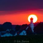 Sonnenuntergang hinter der Kirche