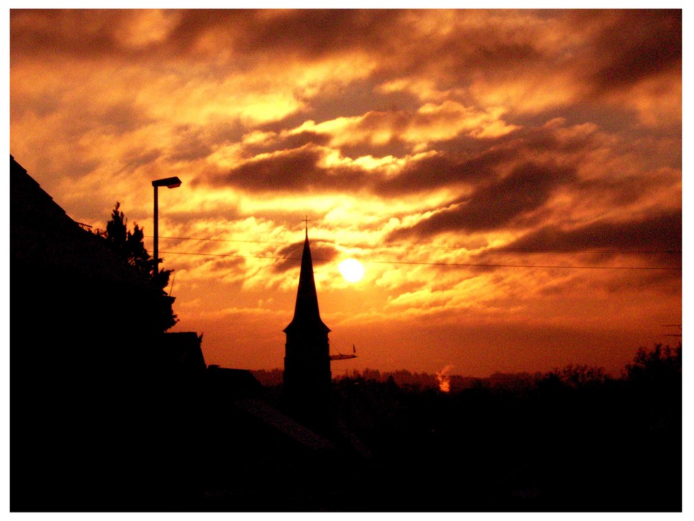 Sonnenuntergang hinter der Kirche