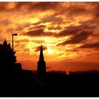 Sonnenuntergang hinter der Kirche