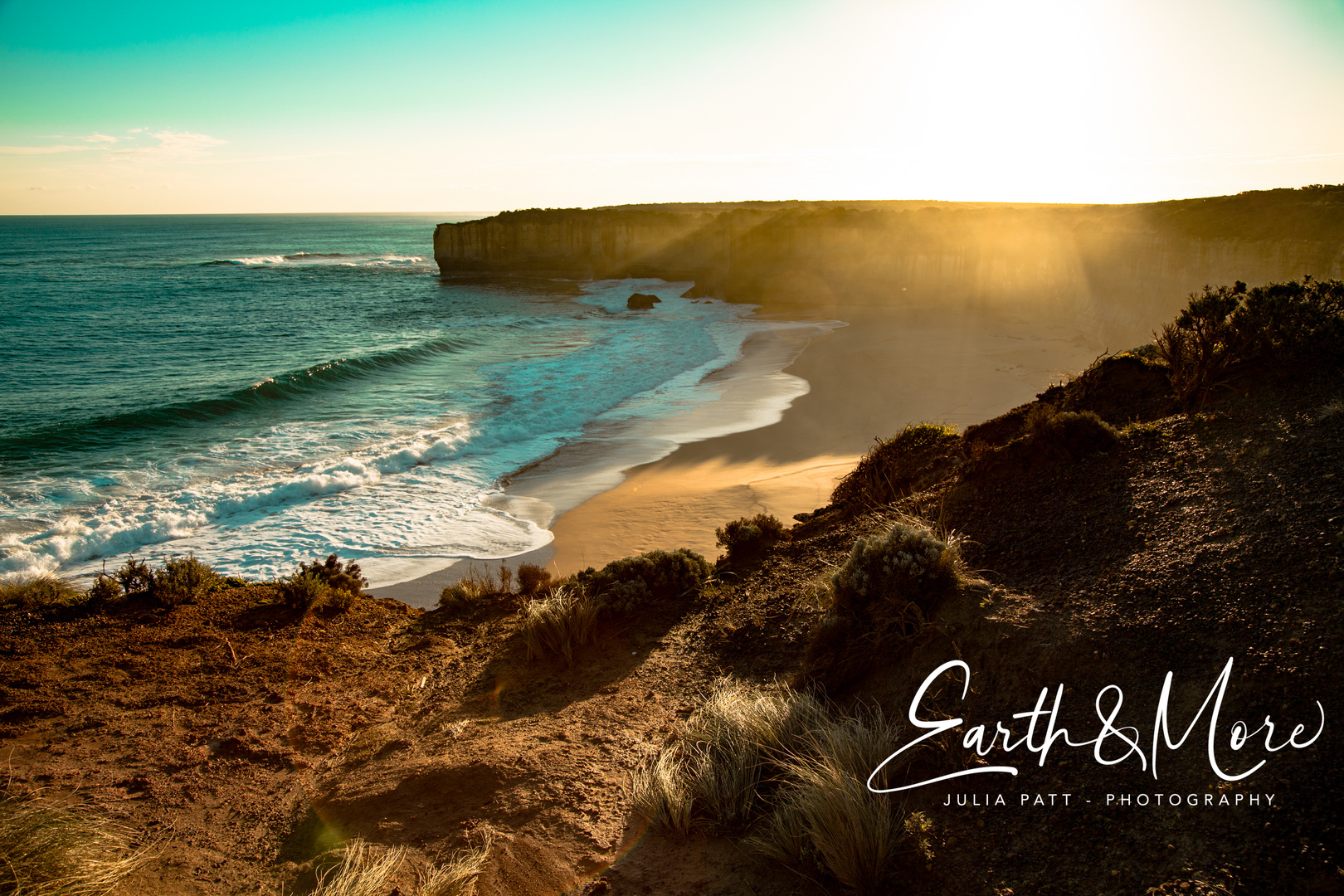 Sonnenuntergang hinter der Küstenlinie Australiens
