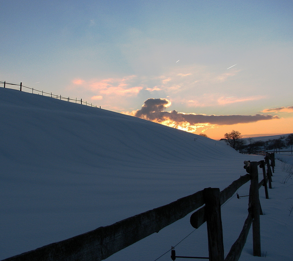 Sonnenuntergang hinter der Kuppe