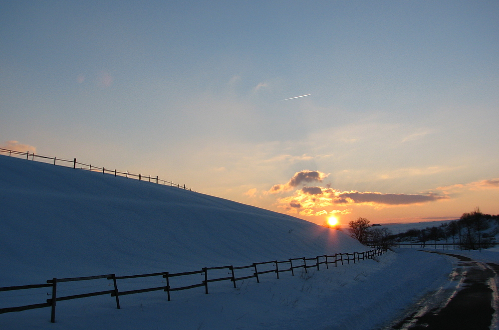 Sonnenuntergang hinter der Kurve