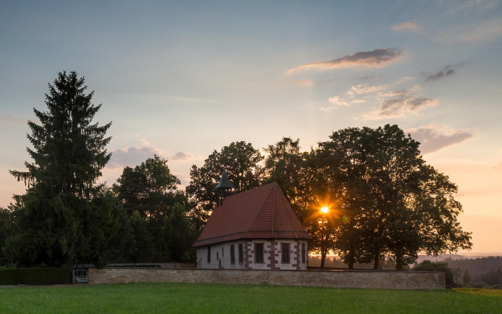 Sonnenuntergang hinter der Londorfer Kapelle