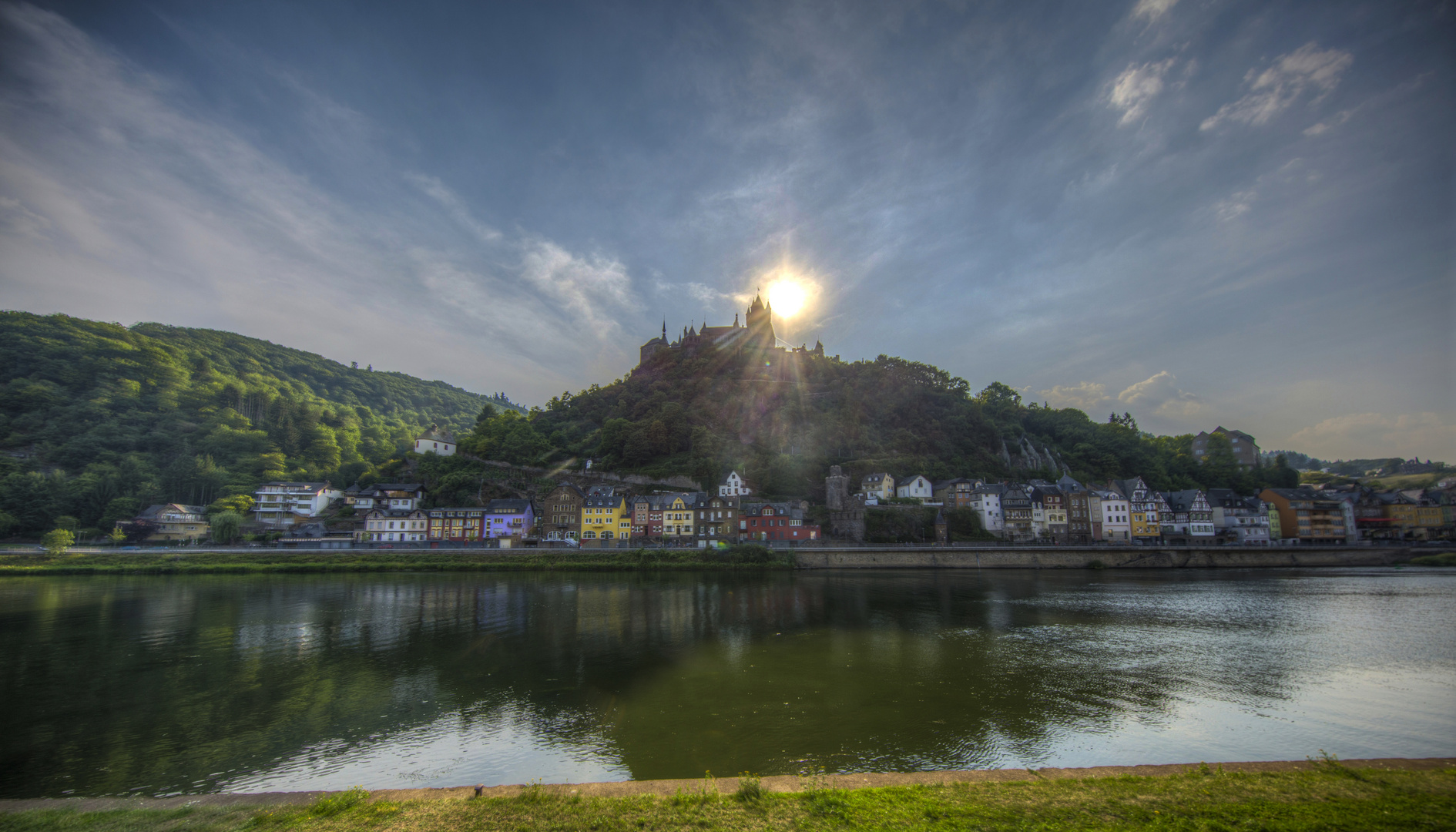 Sonnenuntergang hinter der Reichsburg Cochem