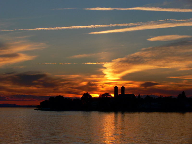 Sonnenuntergang hinter der Schloßkirche Friedrichshafen