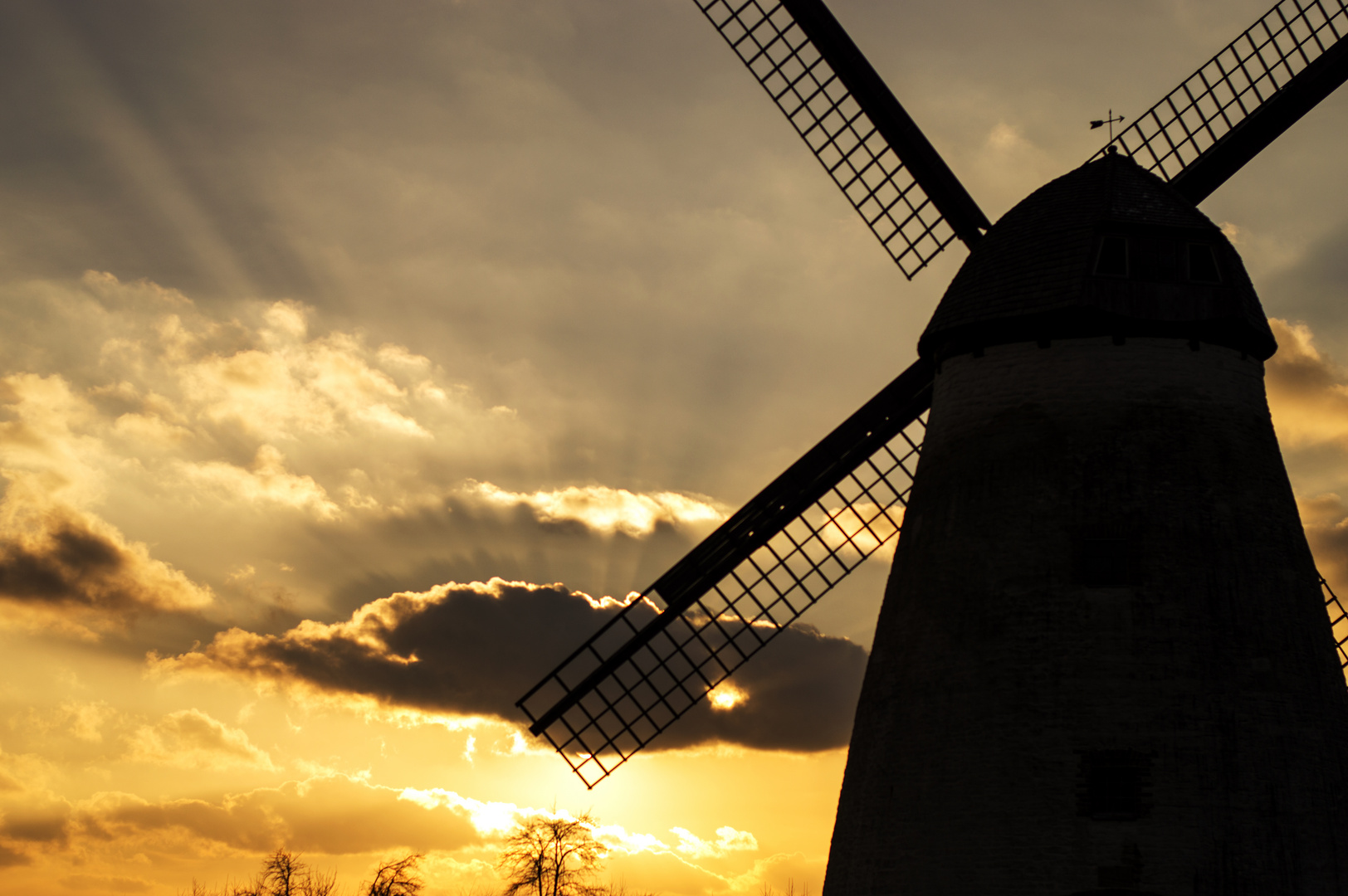 Sonnenuntergang hinter der Windmühle