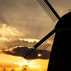 Sonnenuntergang hinter der Windmühle