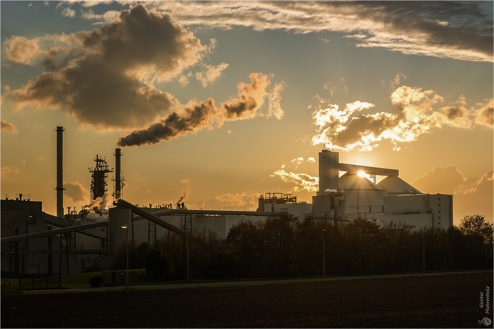 Sonnenuntergang hinter der Zuckerfabrik Klein Wanzleben