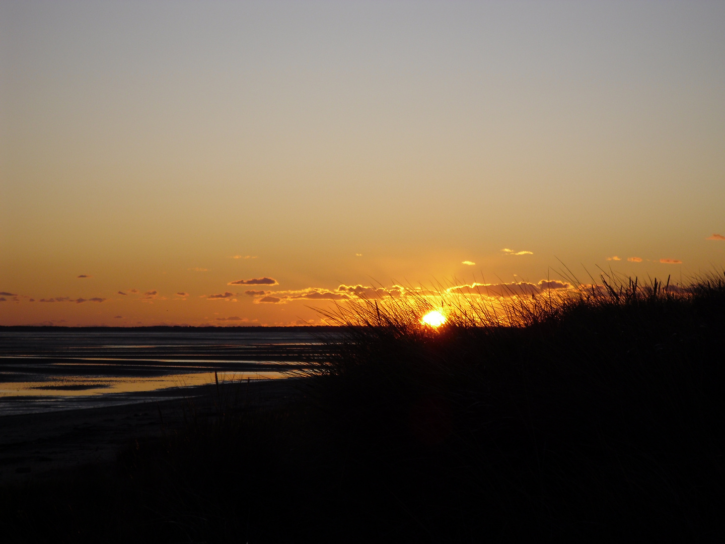 Sonnenuntergang hinter Dünen