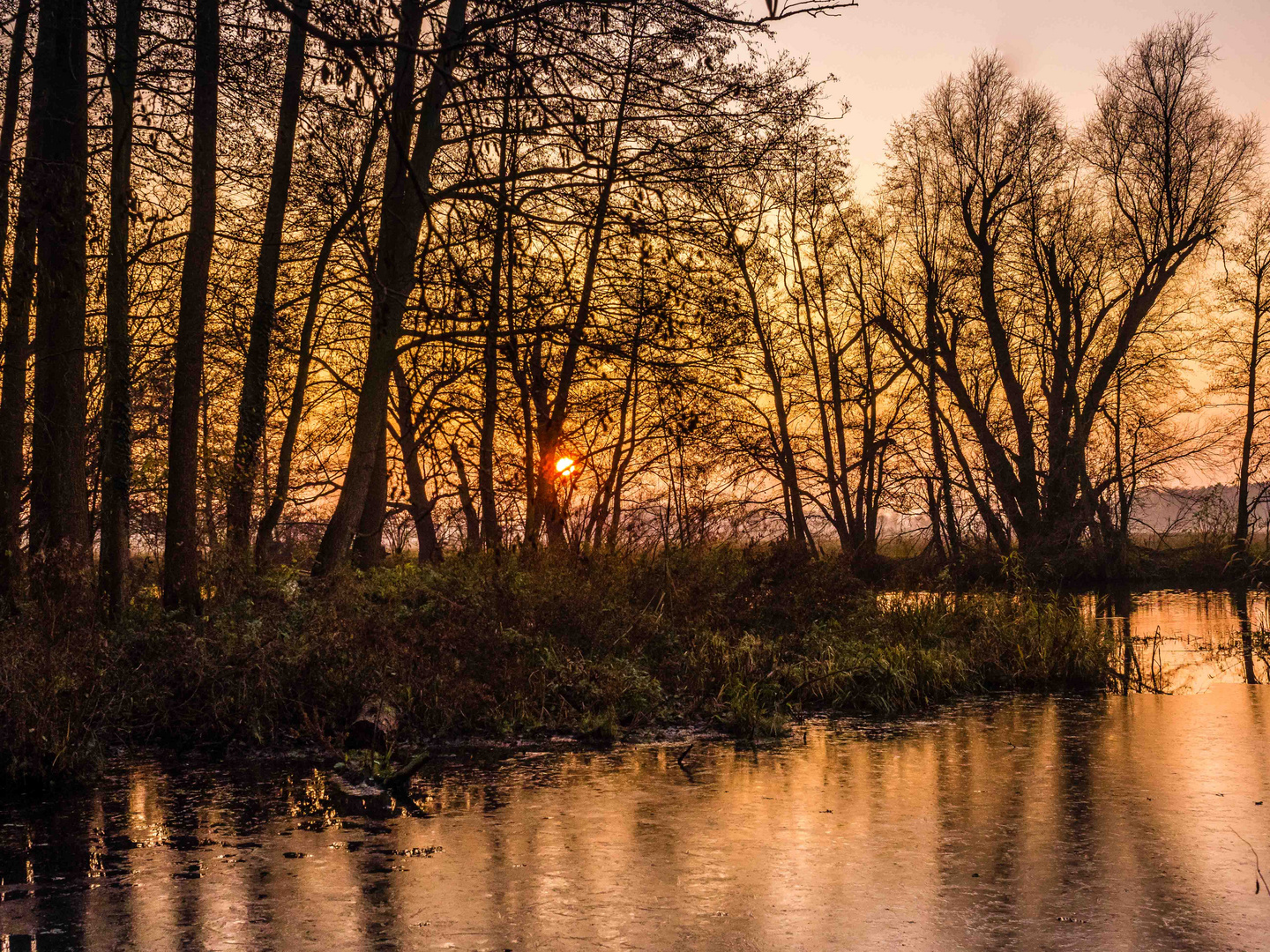 Sonnenuntergang hinter dünnem Eis