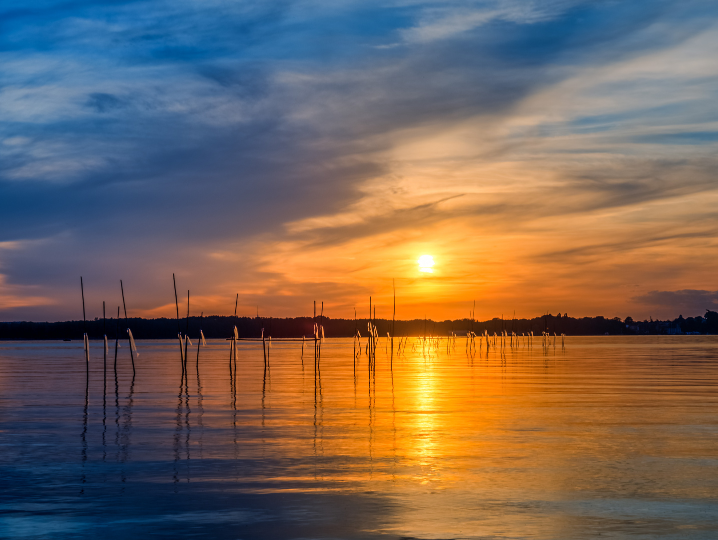 Sonnenuntergang hinter Fähnchen am längsten Tag des Jahres