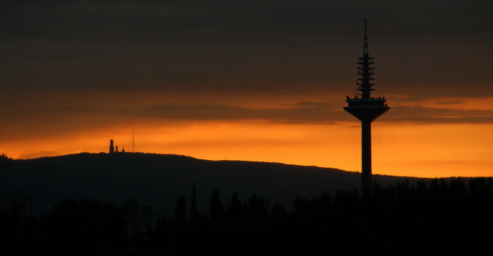 Sonnenuntergang hinter Feldberg und Ginnheimer Spargel