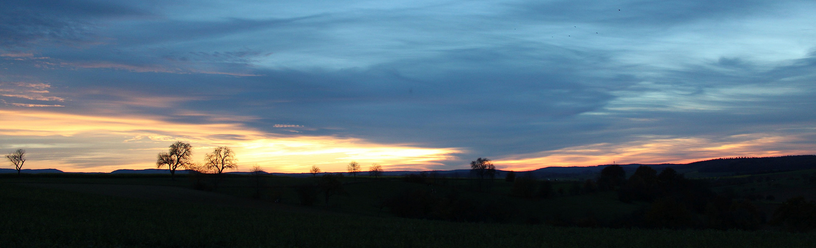 Sonnenuntergang hinter Feldern
