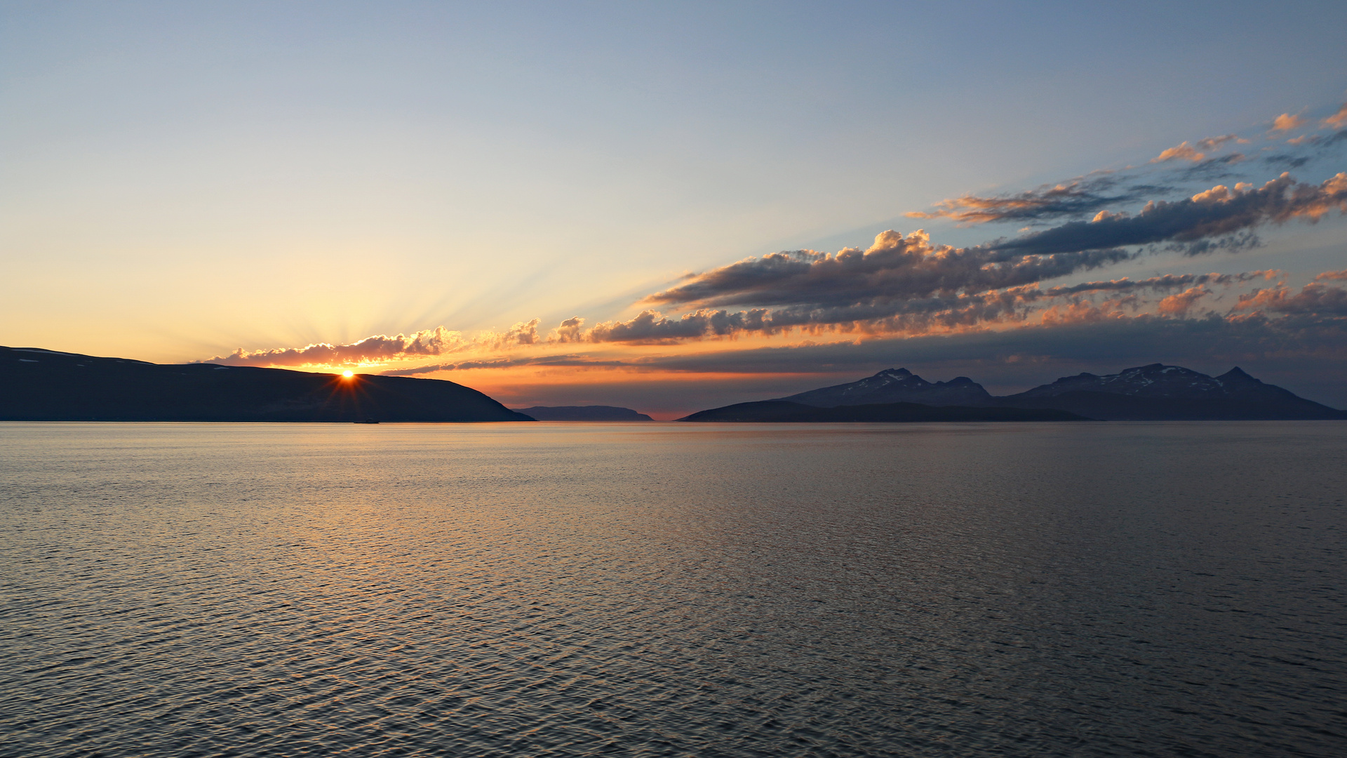 Sonnenuntergang hinter Reinøya