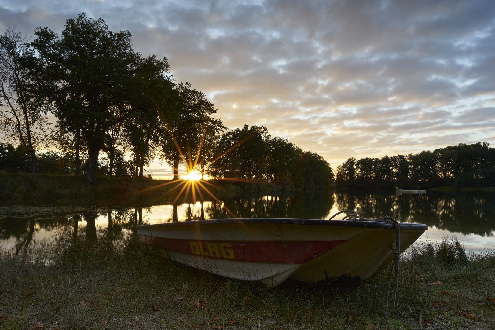 Sonnenuntergang hinter Rettungsboot