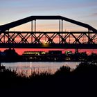 Sonnenuntergang hinter Rheinbrücke