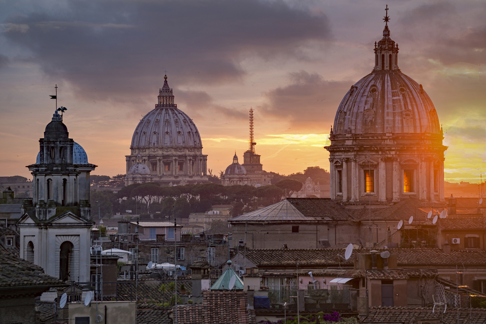 Sonnenuntergang hinter Roms Kuppeln