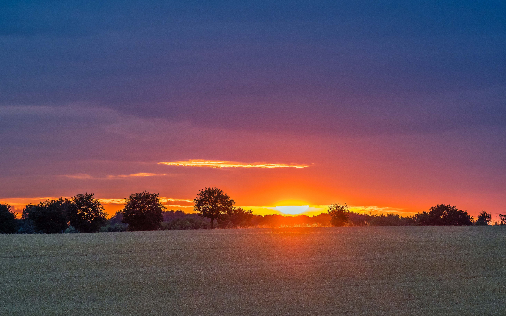 Sonnenuntergang hinter sanften Hügeln1