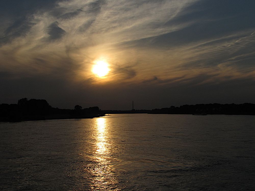 Sonnenuntergang hinter Schleierwolken