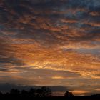 Sonnenuntergang hinter vielen kleinen Wolken