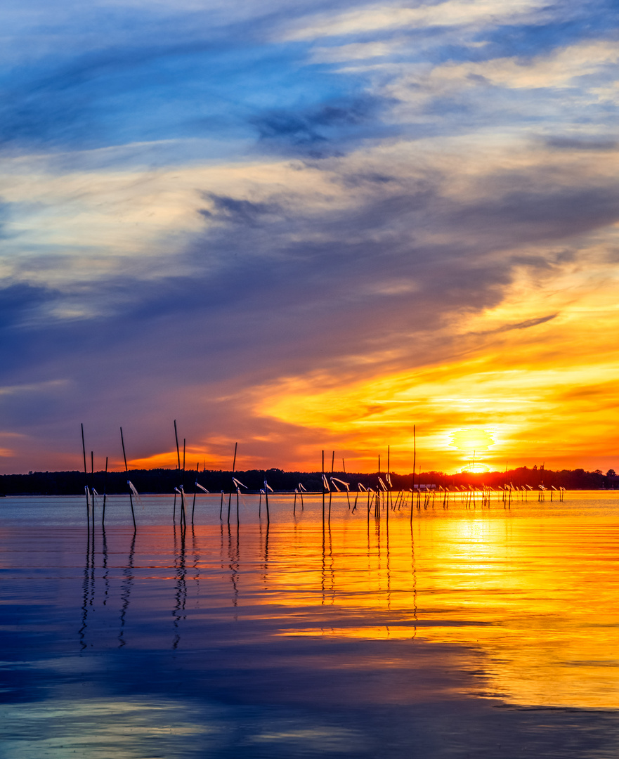 Sonnenuntergang hinter weissen Fähnchen