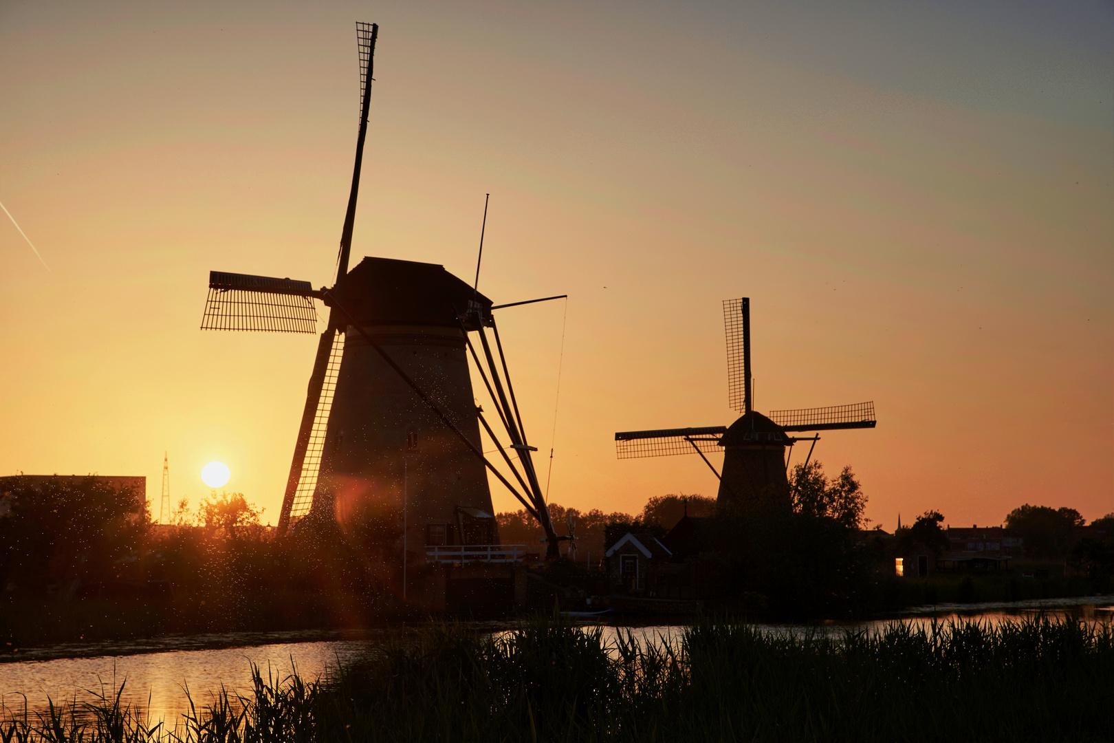 Sonnenuntergang hinter Windmühlen 