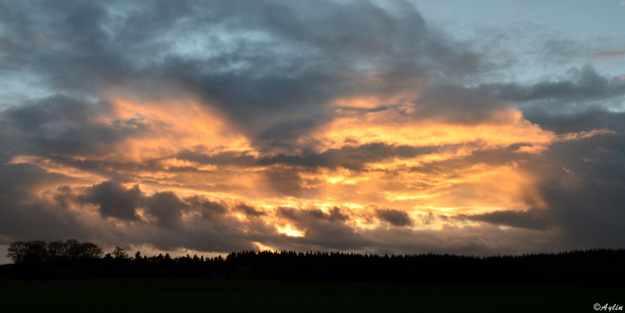 Sonnenuntergang hinter Wolken