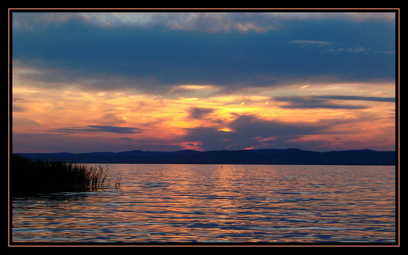 Sonnenuntergang hinter Wolken am Plattensee in Ungarn