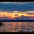 Sonnenuntergang hinter Wolken am Plattensee in Ungarn