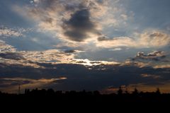 Sonnenuntergang hinter Wolken