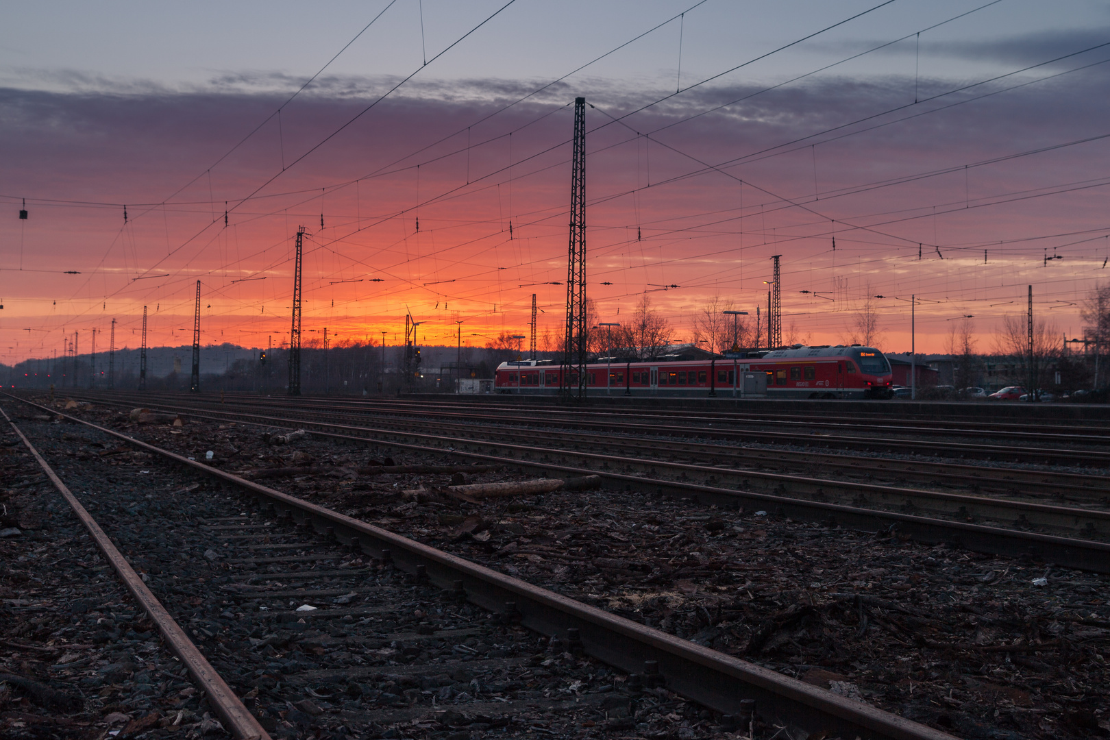 Sonnenuntergang hinterm Bahnhof